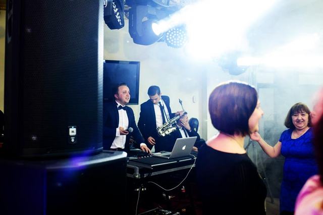 Formația și DJ-ul pe scenă