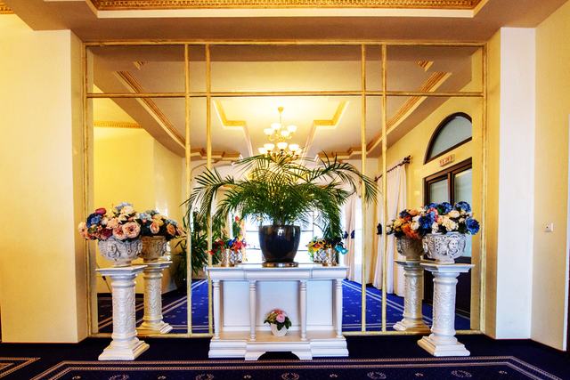 Holul cu oglinzi, coloane albe și flori