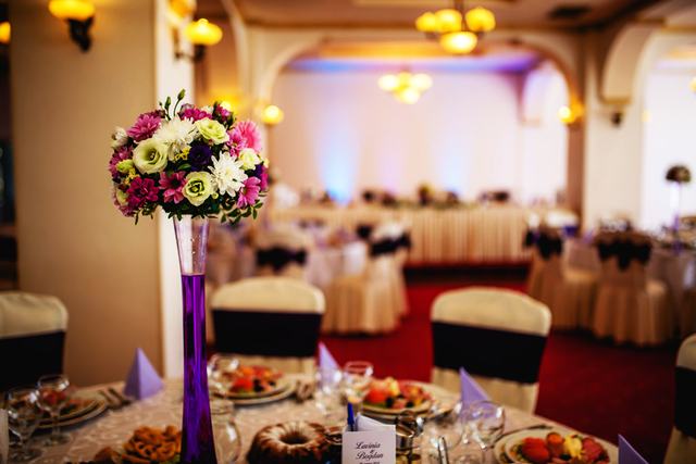 Buchet înalt și platouri reci pe masa invitaților