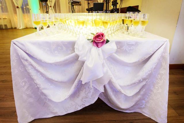 Masa prezidiului cu draperie albă și trandafir