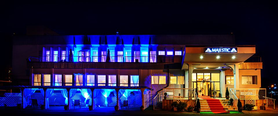 Clădirea Majestic noaptea, luminată în albastru